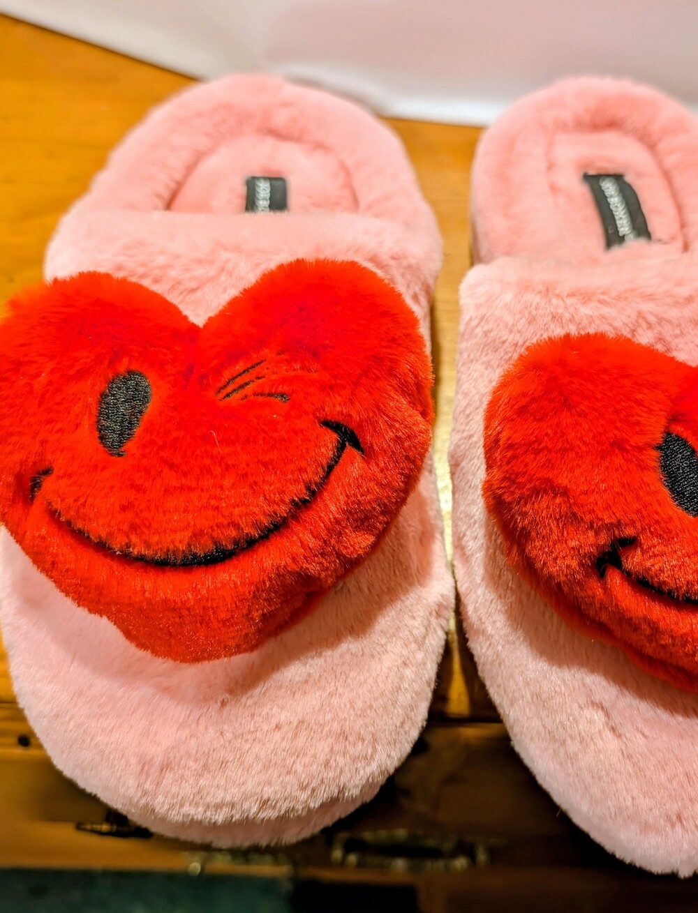 Joe Boxer Pink Fuzzy Slippers with Red Smiley Heart Appliques Size 9/10